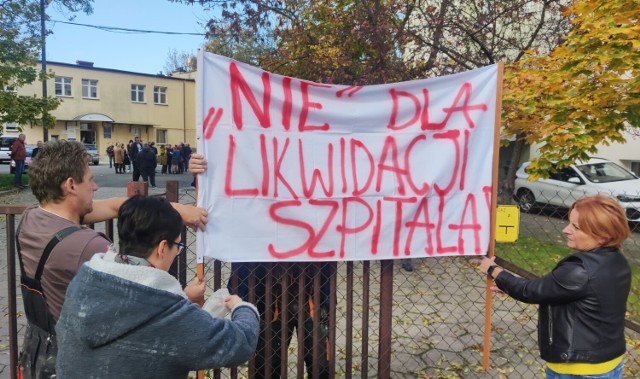 Nie chcą likwidacji szpitala, protest pracowników Powiatowego Centrum Matki i Dziecka w Piotrkowie