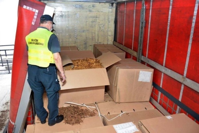 Lubuska Krajowa Administracja Skarbowa (KAS) wykryła transport 59 kartonów z krajanką tytoniową o wartości ponad 6 mln złotych!