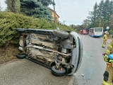 Zderzenie autobusu MPK z samochodem osobowym pod Krakowem. Samochód osobowy przewrócił się i spadł na boku