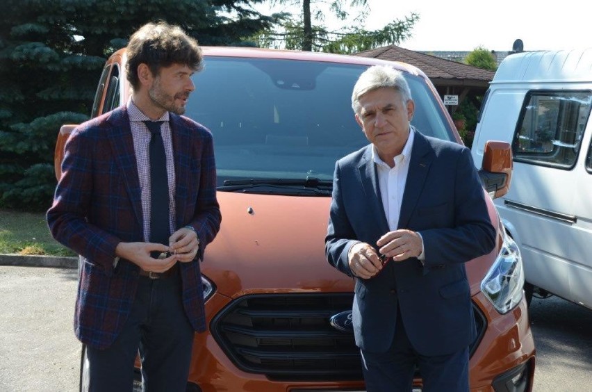 Nowy samochód  dla podopiecznych DPS w Mościszkach