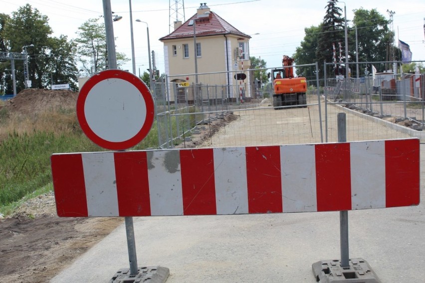 Przejazd kolejowy na drodze Rydzyna-Czernina pozostaje wciąż zamknięty. Prace się opóźniły. Kiedy będzie otwarty? [ZDJĘCIA]