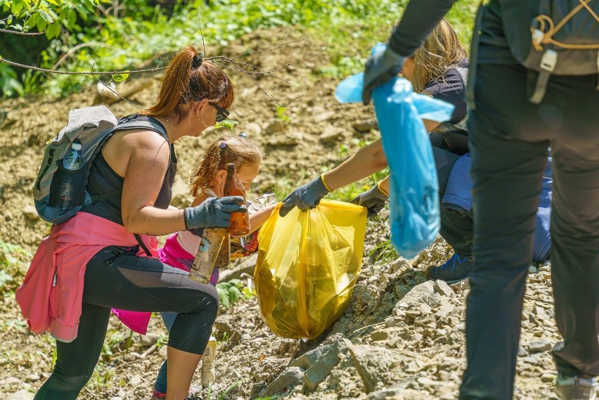 Mogilno. Wolontariusze Fundacji Nowe Kierunki wysprzątali rezerwat cisów w Moglinie w ramach akcji "Dbam o sądeckie" [ZDJECIA]