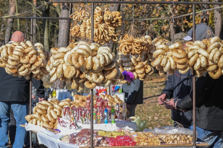 Obwarzanki, zapiekanki, słodycze można kupić przy cmentarzu w Grudziądzu we Wszystkich Świętych