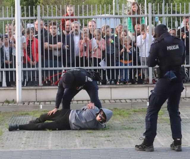 Zatrzymanie groźnego przestępcy zaprezentowali radomscy policjanci podczas Nocy Muzeów w radomskim Sądzie.