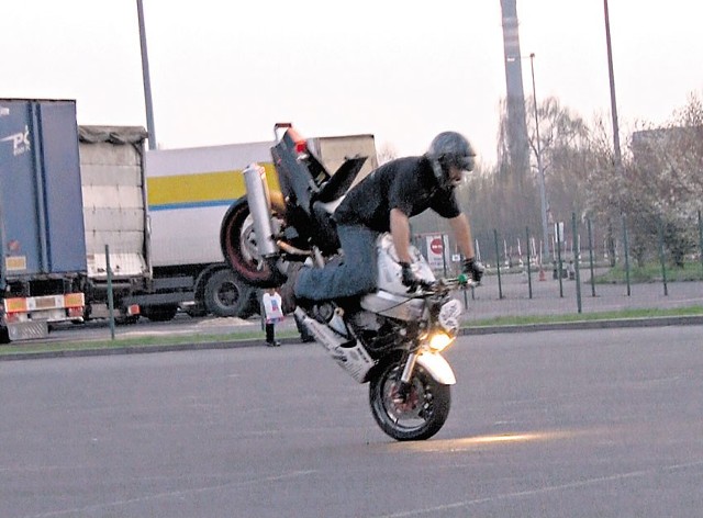 Mieszko i Krzysiek, studenci PŁ, od ponad dwóch lat trenują motocyklowy stunt.