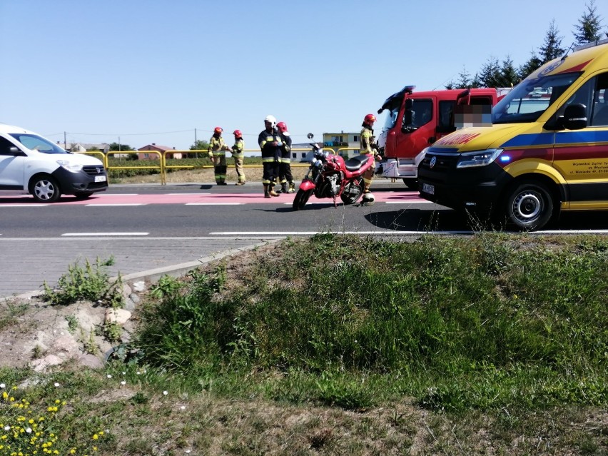 Wypadek na drodze Włocławek - Lipno. Zderzenie motocykla z samochodem dostawczym [zdjęcia]