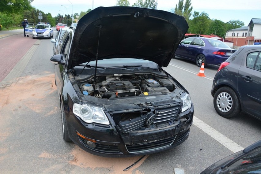 Wypadek z udziałem trzech aut na ul. Niepodległości w Krośnie. 20-latka dostała mandat [ZDJĘCIA]