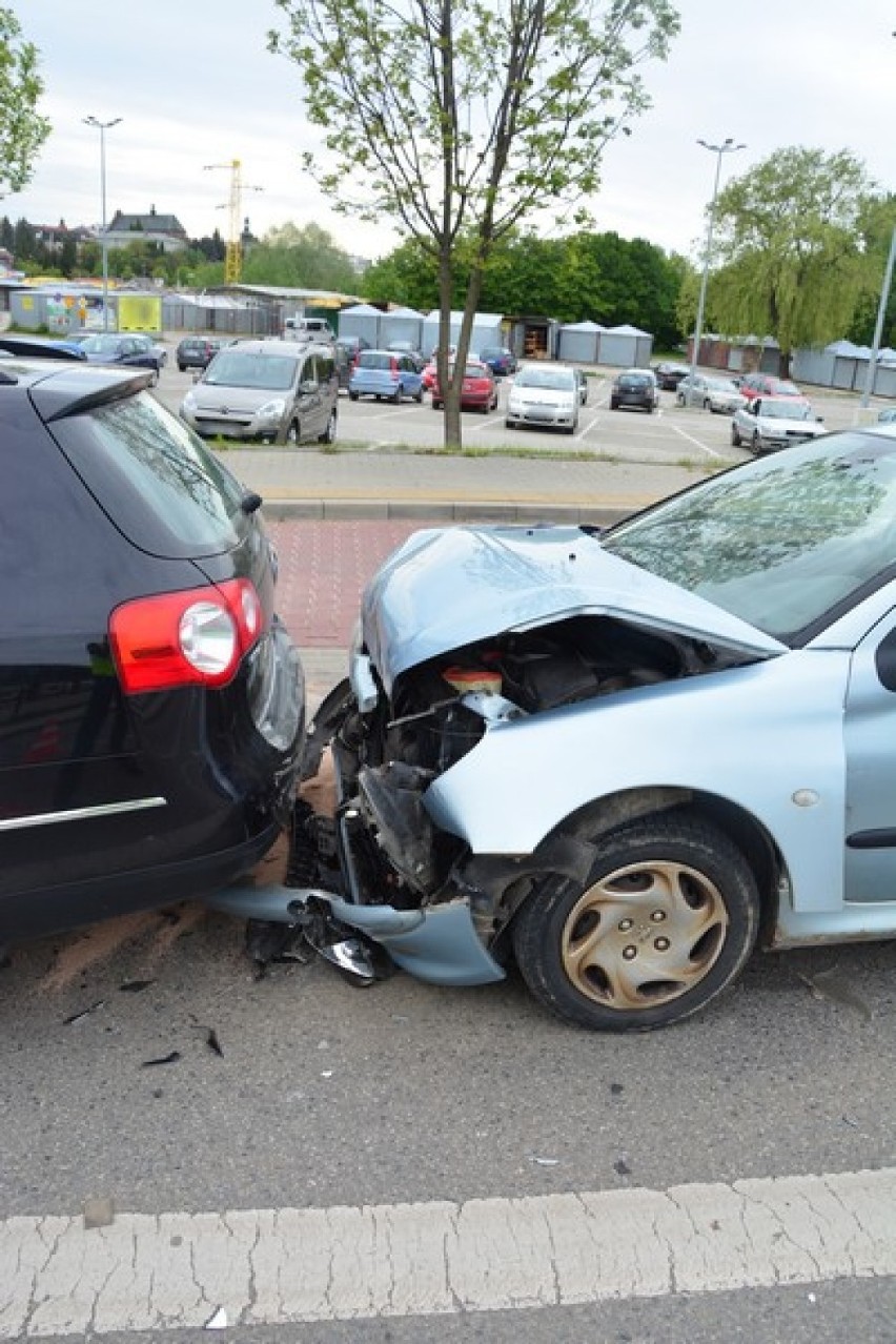 Wypadek z udziałem trzech aut na ul. Niepodległości w Krośnie. 20-latka dostała mandat [ZDJĘCIA]