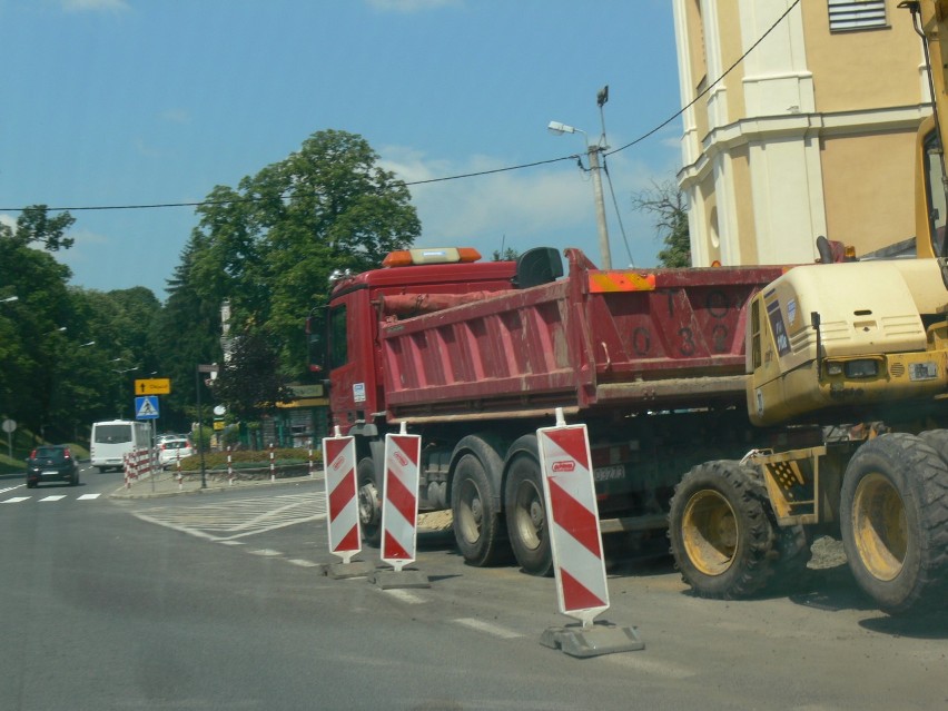 Ruszył remont jednej z głównych ulic w Sandomierzu. Są utrudnienia w ruchu  