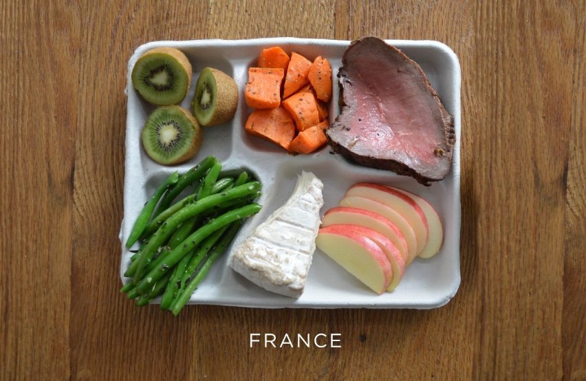 Stek, marchew, zielona fasolka, ser i świeże owoce