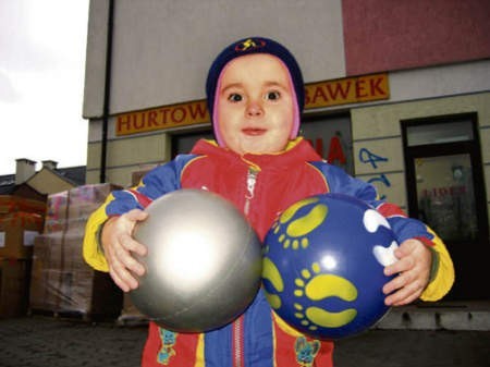 Dwuletni Mateusz Łazęcki wyrzuci toksyczne piłki