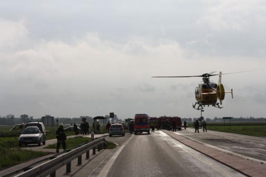 Po wypadku jednego z kierowców trzeba było zabrać helikopterem do szpitala