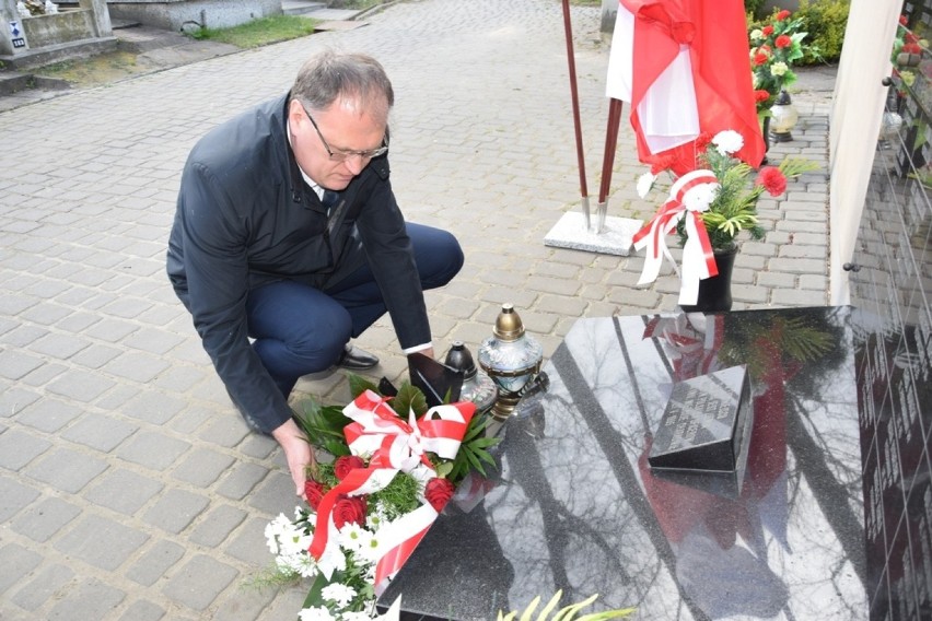 Radomsko: prezydent miasta złożył kwiaty z okazji Dnia Pamięci Ofiar Zbrodni Katyńskiej