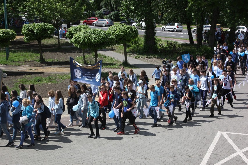 Błękitny Marsz w Sosnowcu. Ulicami miasta przeszedł korowód uczniów. Akcja ma na celu zwiększenie świadomości o autyzmie 
