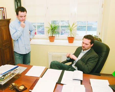 W biurze posła Jarosława Wałęsy (z prawej) można bezpłatnie zasięgnąc porady prawnej.