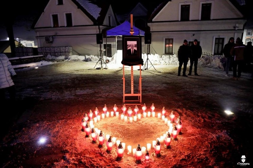 "Światełko do nieba" w Ogrodzieńcu. Mieszkańcy uczcili pamięć Pawła Adamowicza FOTO