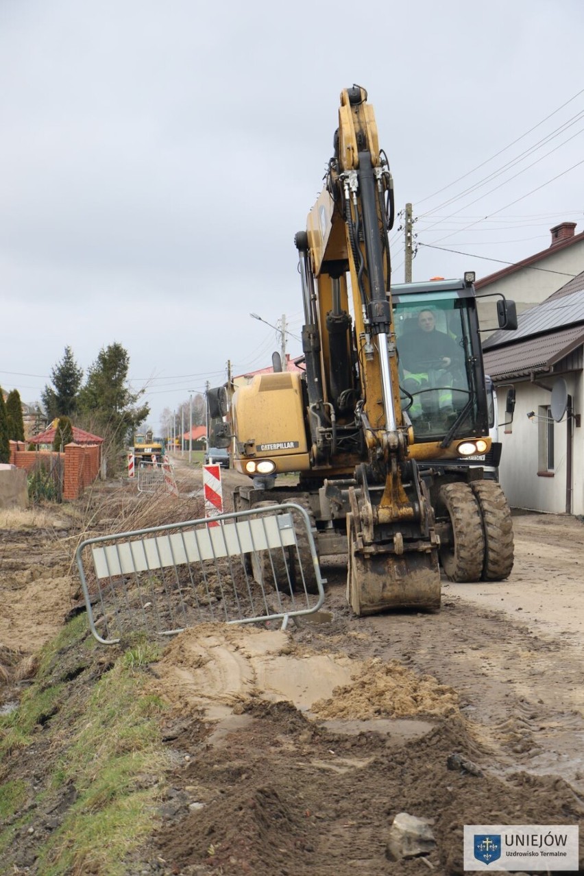 Budowa wodociągu w Brzezinach w gminie Uniejów na półmetku. Inwestycja wchodzi w skład szerszego przedsięwzięcia ZDJĘCIA