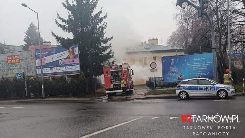 Samochód błyskawicznie stanął w płomieniach. Akcja gaśnicza...