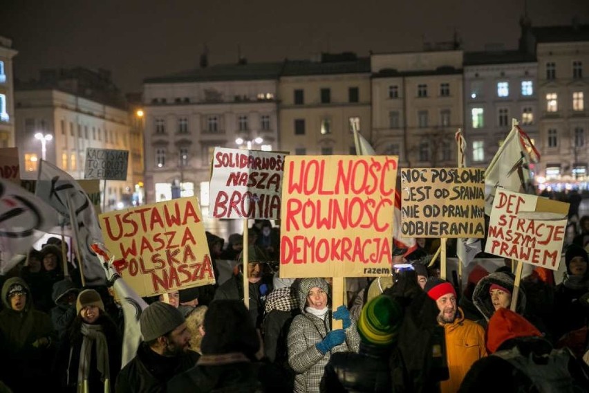 Kraków. Protest na Rynku Głównym przeciw ustawie o zgromadzeniach [ZDJĘCIA, WIDEO]