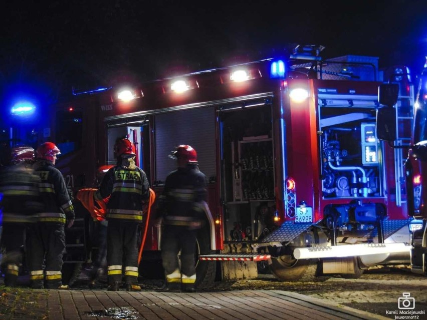 Pożar przy ulicy Partyzantów w Jaworznie. Dwie osoby trafiły do szpitala