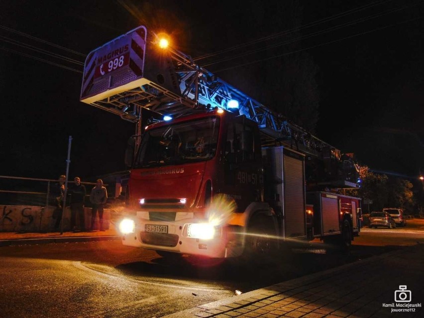 Pożar przy ulicy Partyzantów w Jaworznie. Dwie osoby trafiły do szpitala