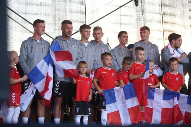 Zobacz kolejne zdjęcia. Przesuwaj zdjęcia w prawo - naciśnij strzałkę lub przycisk NASTĘPNE