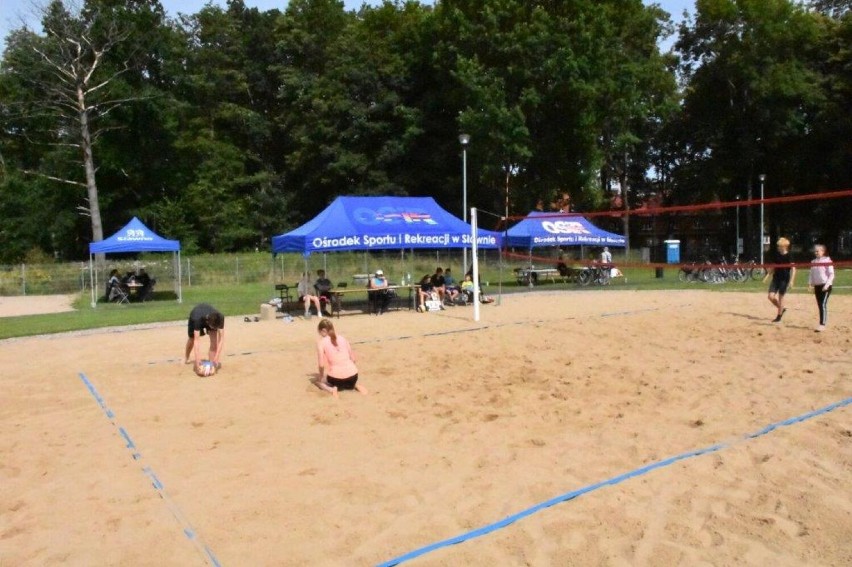 Sławno. Wakacyjny Turniej Plażowej Piłki Siatkowej. Wygrała Wataha Wilków i drużyna 51