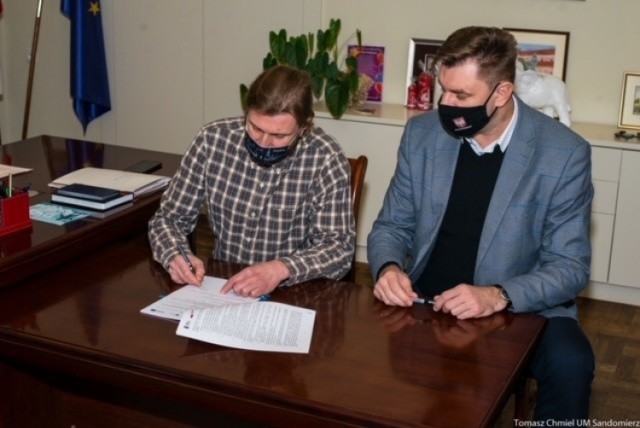 Umowę na montaż miejskiego monitoringu podpisują od lewej: Wojciech Wielogórski prezes zarządu SYMETRA i burmistrz Sandomierza  Marcin Marzec.