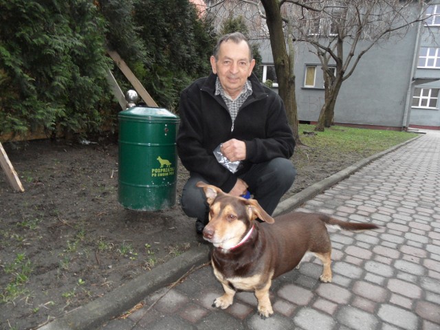 Nie wstydzę się sprzątać po swoim psie  - mówi Paweł Wonsik, mieszkaniec Śródmieścia z psem Odim