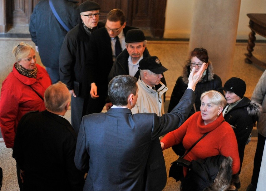 Opłaty za śmieci - będzie metoda powierzchniowa. Gdańszczanie protestowali. Sesja na żywo!