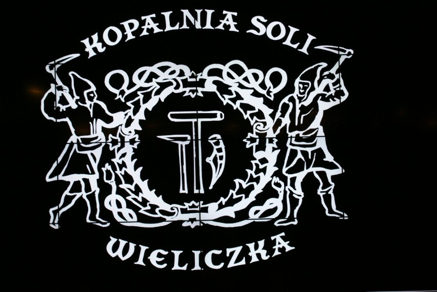 Wyświetlane logo kopalni Soli w Wieliczce.