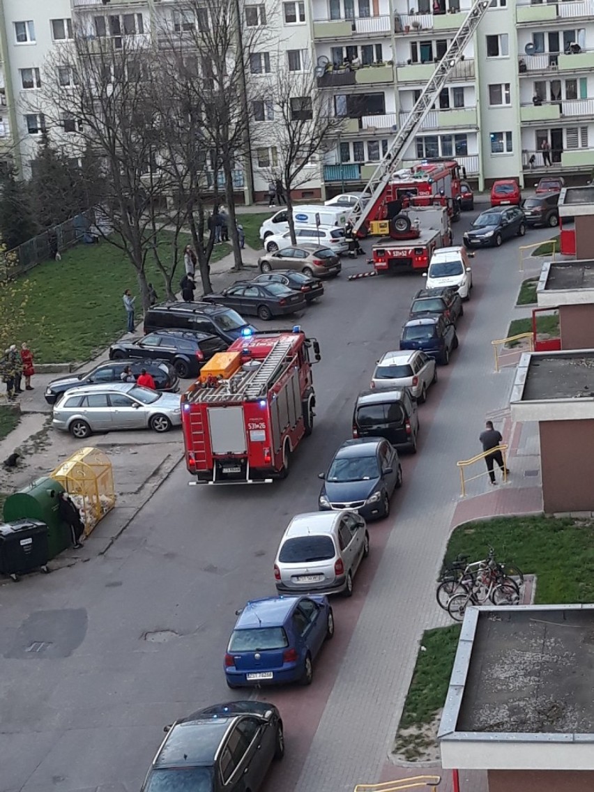 Pożar w wieżowcu na osiedlu Zachód. Zadymione dwie klatki ZDJĘCIA, WIDEO