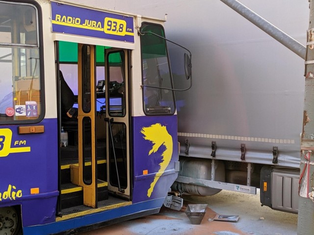 Wypadek z udziałem tramwaju na skrzyżowaniu al. Pokoju z al. Wojska Polskiego przy starej estakadzie. Trwają prace służb, połączenia tramwajowe liniami 1 i 2 w tym rejonie wstrzymane są do odwołania