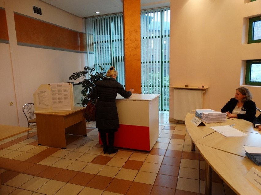 Wybory samorządowe 2014. Głosowanie w lokalu wyborczym w...