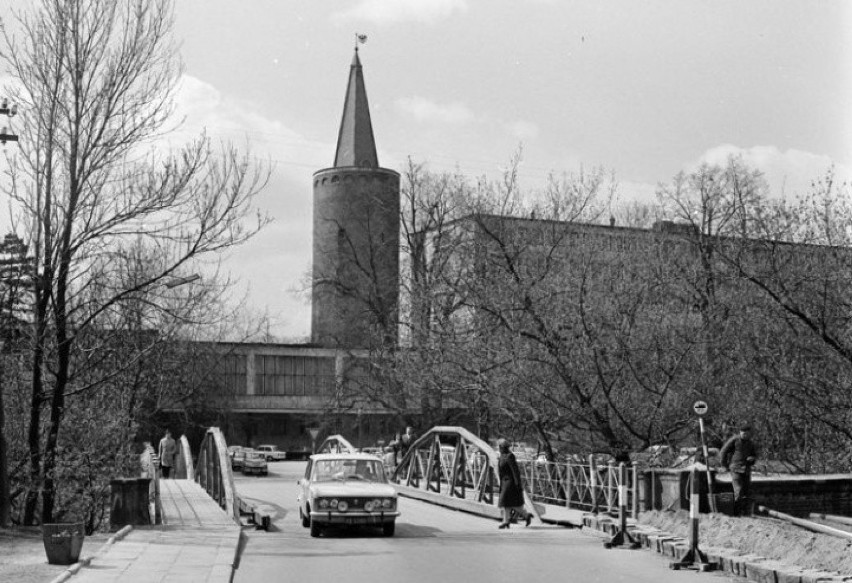 Opole. Widok na Most Zamkowy, w tle Wieża Piastowska i Urząd...