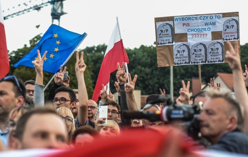 Setki bydgoszczan zebrało się kolejny dzień przed pomnikiem...