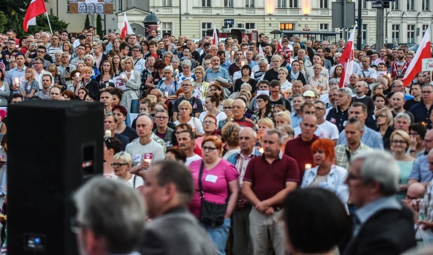 Setki bydgoszczan zebrało się kolejny dzień przed pomnikiem...