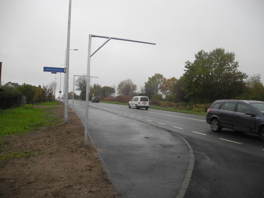 Budowa ścieżki na ul. Broniewskiego. Montują znaki i porządkują 