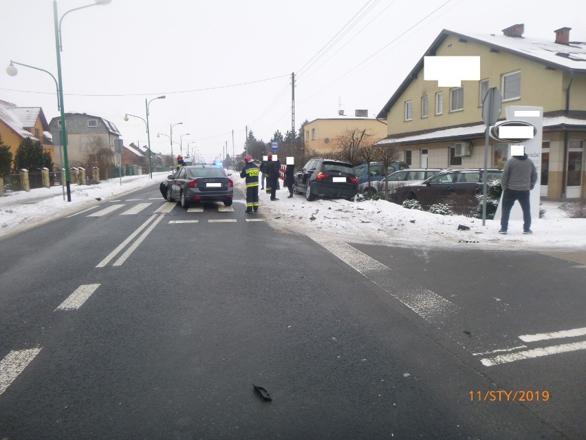 Zderzenie volvo i bmw na ulicy Oleskiej w Lublińcu. Bmw uszkodziło znak drogowy znajdujący się na chodniku ZDJĘCIA