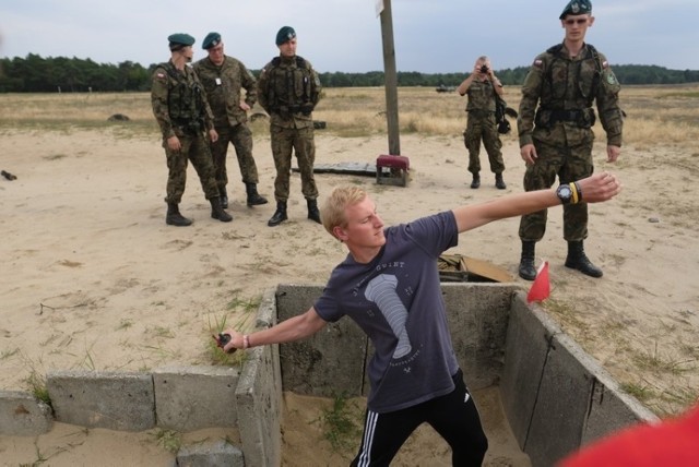 58 osób, w tym 28 kobiet, wzięło udział w wojskowym wyzwaniu organizowanym przez Centrum Szkolenia Artylerii i Uzbrojenia w ramach kampanii Zostań żołnierzem. Uczestnicy strzelali na symulatorze Śnieżnik, rzucali ćwiczebnymi granatami, czy nawiązywali łączność radiową. Zobaczcie zdjęcia z poligonu!