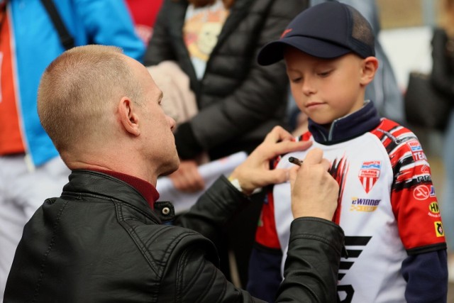 Przed zaplanowanym na niedzielę meczem Abramczyk Polonia - Aforti Start (w ostatniej chwili został odwołany) kibice mieli okazję spotkać się ze „Złotą Drużyną”, która wywalczyła DMP w 1992 roku. Był czas na wspólne zdjęcia, autografy, chwilę rozmowy. Do dyspozycji fanów byli min.: Tomasz Gollob, Andy Smith, Waldemar Cieślewicz, Jacek Woźniak, Tomasz Kornacki i Leszek Sokołowski. Przed trybuną główną powstała też specjalna wystawa poświęcona temu wydarzeniu.  ZOBACZ ZDJĘCIA >>>>