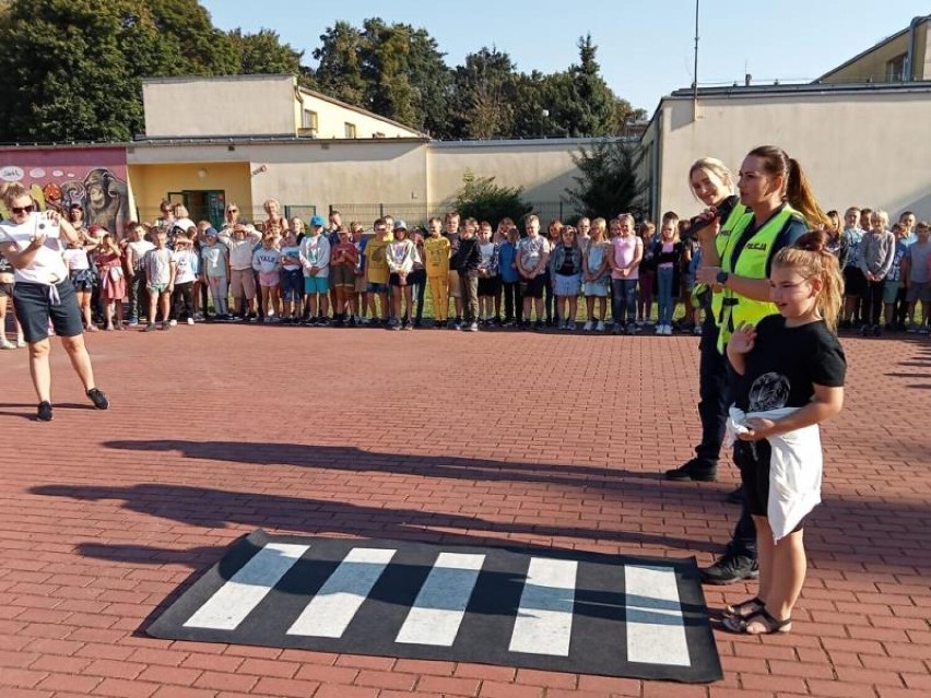 Bezpieczna droga do szkoły i przedszkola. Policjanci z Obornik odwiedzają młodych uczniów, by przypomnieć im o zasadach na drogach