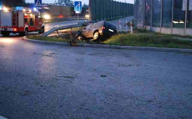 Wypadek w Ropczycach. Auto wpadło do rowu [zdjęcia]