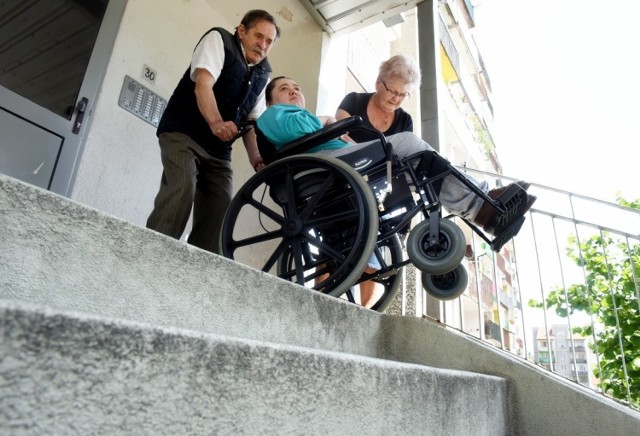 Po takich schodach rodzice pani Kamili muszą ją znosić razem z wózkiem. Nie dają już rady, bo z wiekiem opuściły ich siły.... Pomóżmy im w budowie podjazdu czy platformy