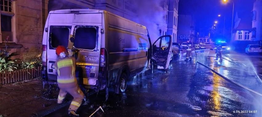 Pożar trzech samochodów w Grudziądzu. Ogień uszkodził też elewację budynku [zdjęcia]