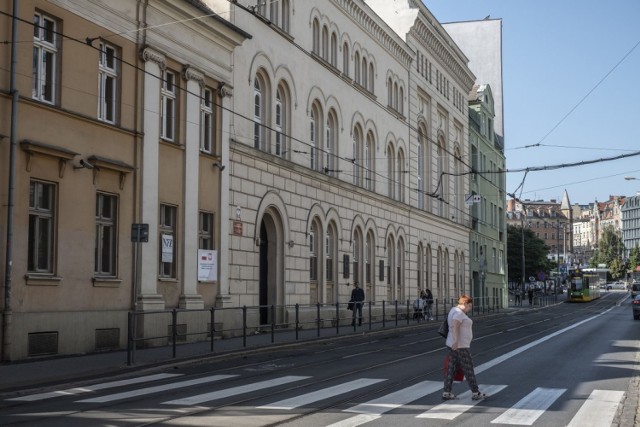 III Liceum Ogólnokształcące im. św. Jana Kantego w Poznaniu od poniedziałku, 21 września pracuje zdalnie, po tym jak u dwóch nauczycieli wykryto koronawirusa.