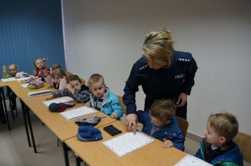 Przedszkole nr 5 w Żorach: Dzieciaki w komendzie policji!