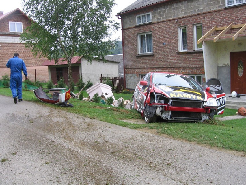 Po "hopce" samochód uderzył w przydrożną kapliczkę Fot....