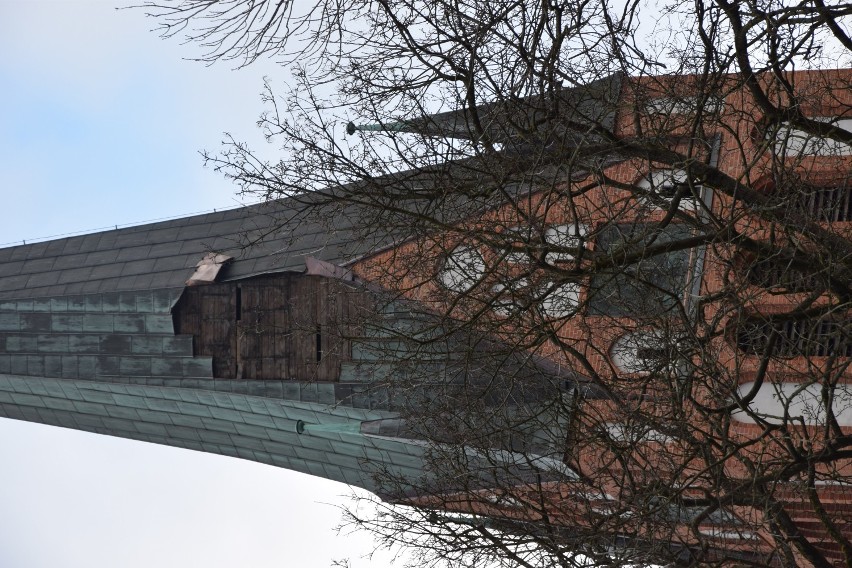 Uszkodzona wieża kościoła w Szczecinku. Co teraz? [zdjęcia]