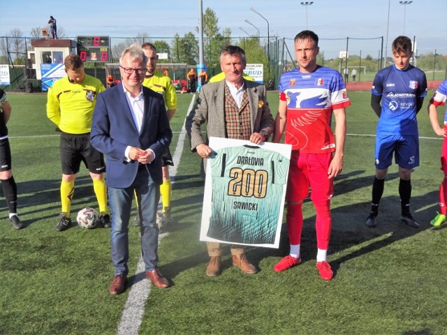 Wiktor Sawicki odbiera pamiątkową koszulkę po strzeleniu 200 bramek w barwach Darłovii Darłowo